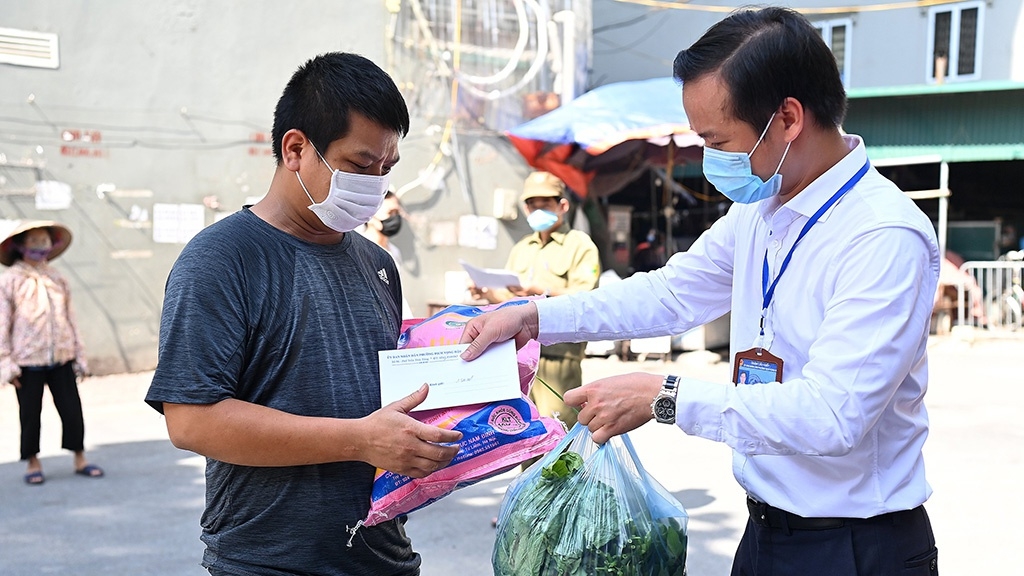 Lao động tự do Hà Nội nhận quà hỗ trợ từ chính quyền cơ sở