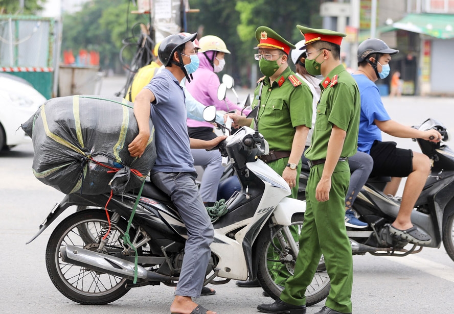 Lực lượng chức năng kiểm tra giấy tờ của người giao hàng tại ngã tư Trần Đại Nghĩa - Đại La (quận Hai Bà Trưng).