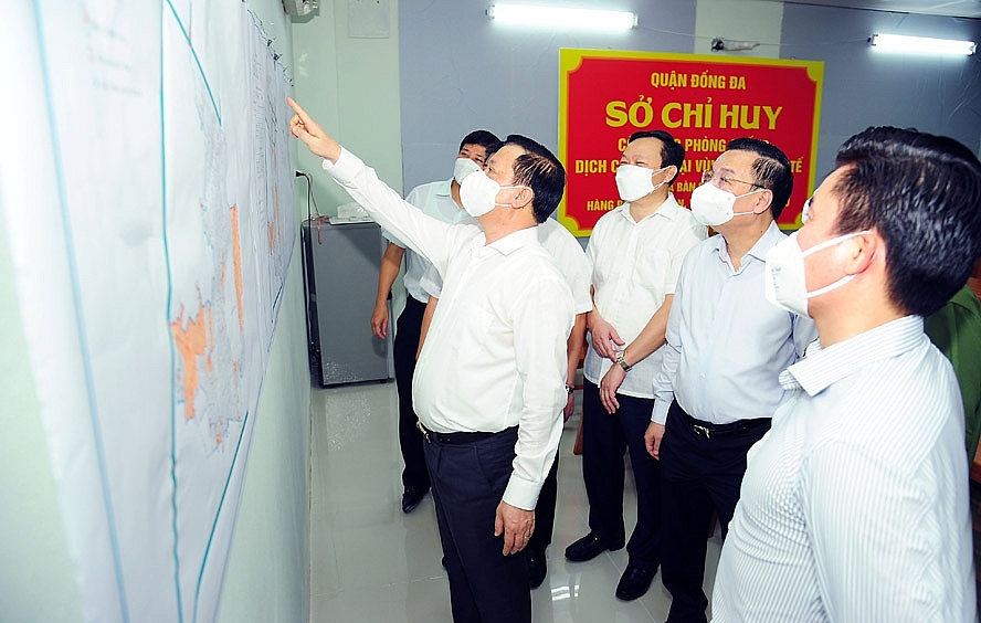 Bí thư Thành ủy Hà Nội Đinh Tiến Dũng, Chủ tịch UBND thành phố Hà Nội Chu Ngọc Anh kiểm tra công tác phòng, chống dịch Covid-19 tại Khu điều hành của Sở chỉ huy khu vực ngõ Văn Chương 