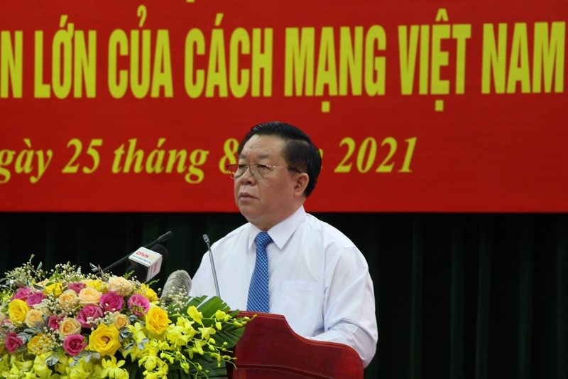 Đồng chí Nguyễn Trọng Nghĩa phát biểu khai mạc Hội thảo.