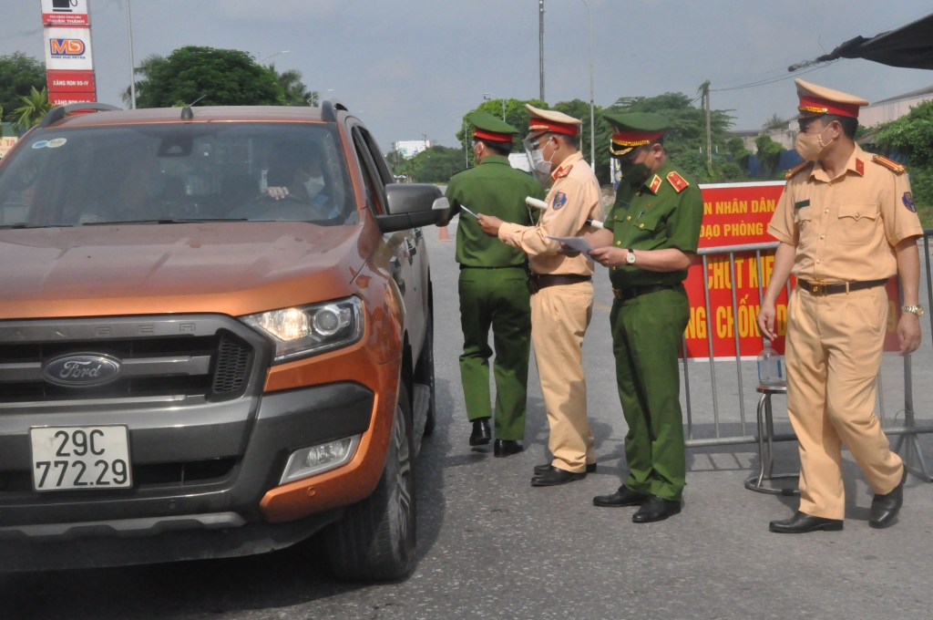 Lực lượng Công an TP Hà Nội kiểm tra phương tiện tại chốt kiểm soát phòng chống dịch tại địa bàn huyện Gia Lâm.