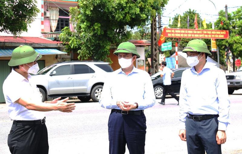 Chủ tịch HĐND thành phố Nguyễn Ngọc Tuấn kiểm tra điểm tập kết nhu yếu phẩm và chốt bảo vệ “vùng xanh” xã Ngọc Tảo, huyện Phúc Thọ.