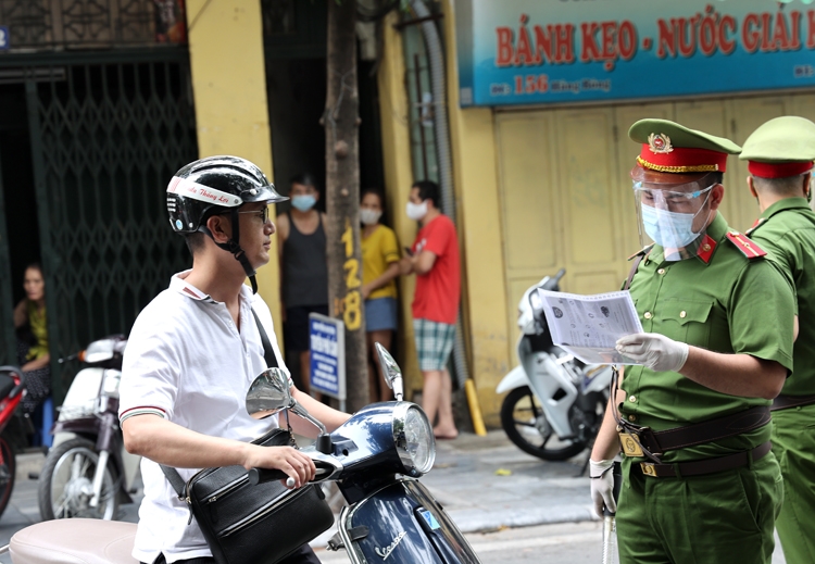 Lực lượng chức năng kiểm tra giấy đi đường