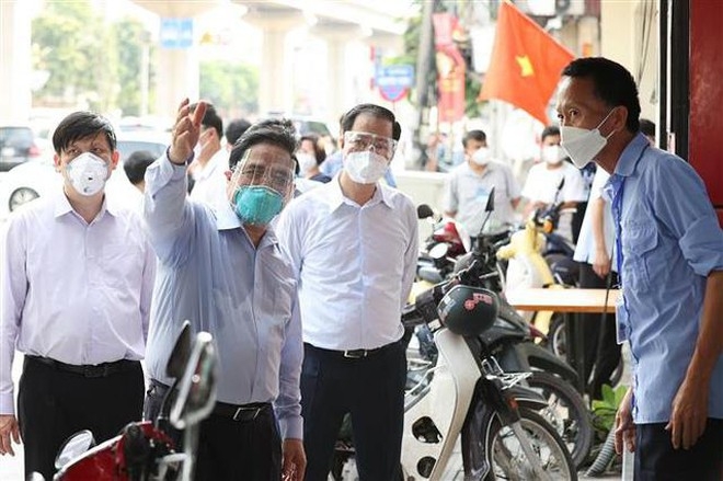 Thủ tướng Phạm Minh Chính kiểm tra đột xuất các cơ sở kinh doanh trên đường Nguyễn Tuân, quận Thanh Xuân. Ảnh: Dương Giang-TTXVN