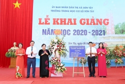 Chủ tịch HĐND TP Hà Nội chung vui với thầy, trò trường THCS Sơn Tây trong lễ khai giảng năm học mới