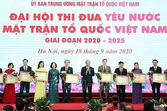 Thủ tướng Nguyễn Xuân Phúc, Chủ tịch Hội đồng Thi đua - Khen thưởng Trung ương và đồng chí Trương Thị Mai, Ủy viên Bộ Chính trị, Bí thư Trung ương Đảng, Trưởng ban Dân vận Trung ương trao Bằng khen của Thủ tướng Chính phủ cho các cá nhân có thành tích xuất sắc. Ảnh: Thống Nhất/TTXVN