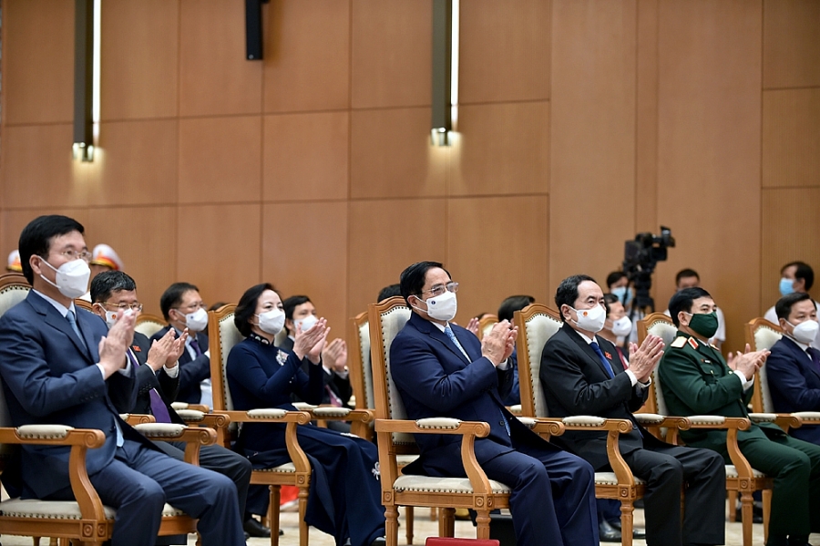 Các lãnh đạo cùng các đại biểu dự tại Lễ kỷ niệm tại Trụ sở Chính phủ. Ảnh: Nhật Bắc