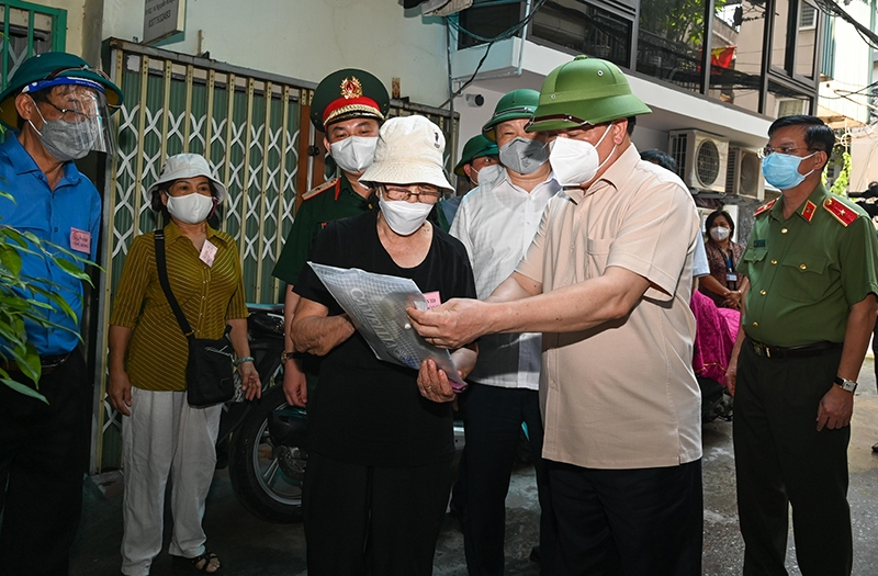Bí thư Thành uỷ Đinh Tiến Dũng kiểm tra đột xuất hoạt động của Tổ Covid cộng đồng về công tác phòng chống dịch tại quận Đống Đa.