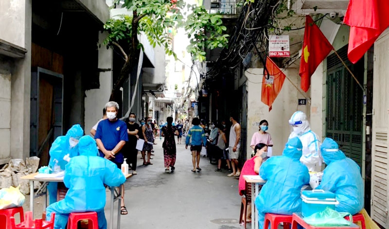 11 tỉnh, thành phố hỗ trợ Hà Nội "thần tốc" xét nghiệm, tiêm chủng diện rộng