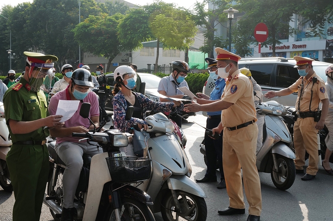 Cảnh sát kiểm tra giấy đi đường ở Hà Nội,
