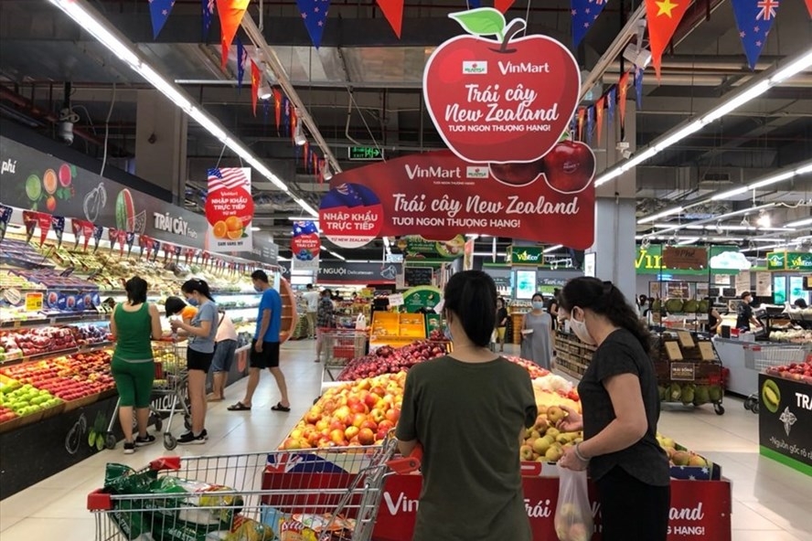 Đại diện siêu thị Vinmart cho biết tại Hà Nội, siêu thị đã làm việc với các nhà cung cấp lớn, tăng lượng dự trữ hàng hóa lên gấp 3 lần nhằm đảm bảo bảo hàng hóa đầy đủ trên quầy kệ tại tất cả các điểm bán