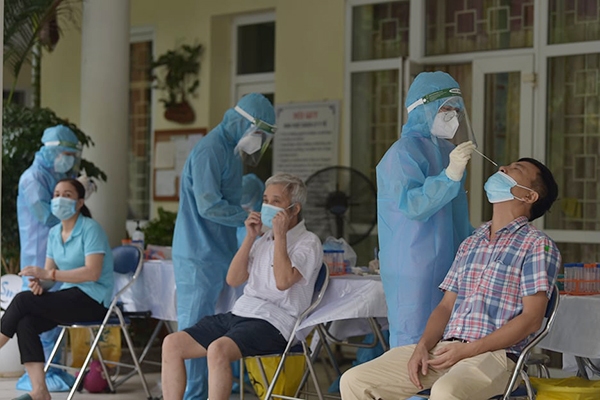 Lực lượng y tế lấy mẫu xét nghiệm cho người dân quận Thanh Xuân.