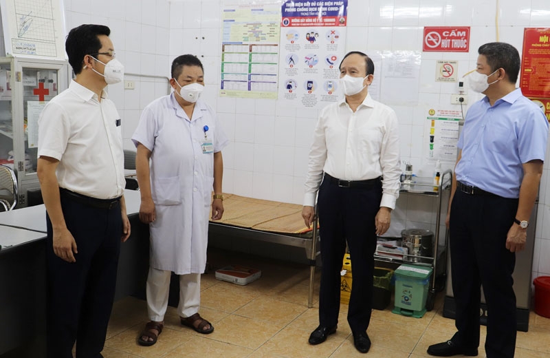 Đoàn kiểm tra tại Trạm Y tế phường Phúc Tân, quận Hoàn Kiếm