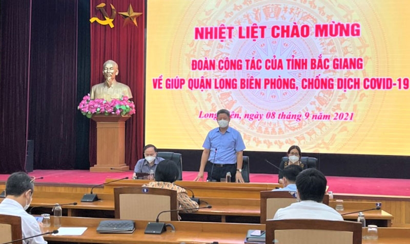 Phó Chủ tịch UBND thành phố Nguyễn Mạnh Quyền phát biểu tại buổi gặp mặt.