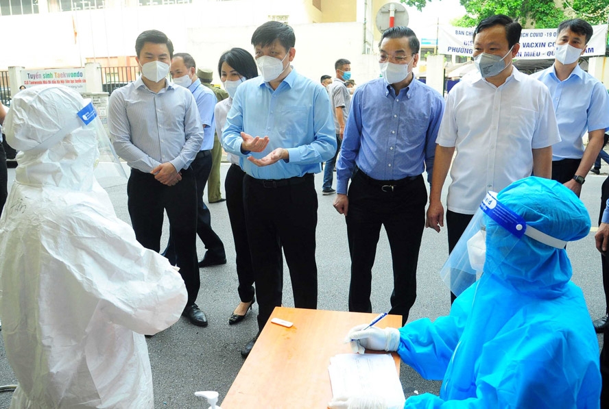 Bộ trưởng Bộ Y tế Nguyễn Thanh Long, Chủ tịch UBND thành phố Hà Nội Chu Ngọc Anh kiểm tra điểm tiêm vắc xin phòng Covid-19 tại phố Trịnh Hoài Đức (quận Đống Đa).