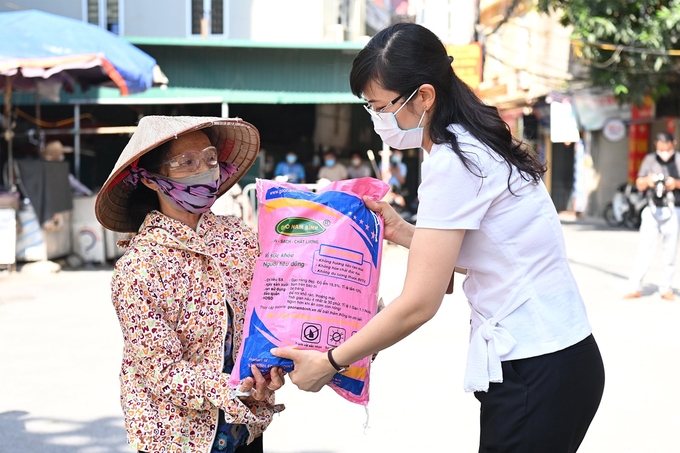 Phường Dịch Vọng Hậu (Cầu Giấy), hỗ trợ lương thực, thực phẩm cho người gặp khó khăn do dịch Covid 19.