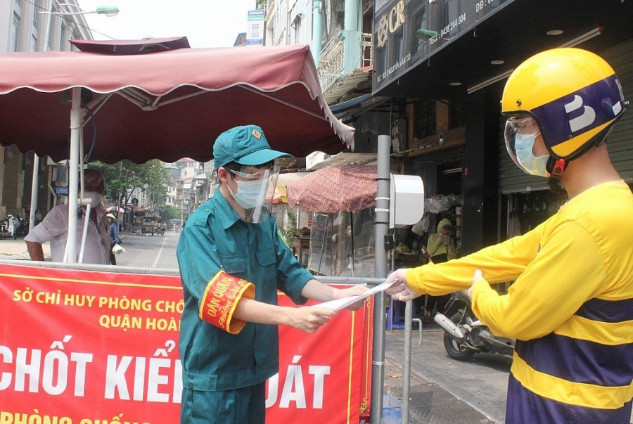 nhân viên của Be Group thường trú trên địa bàn quận, đã được tiêm vắc-xin phòng Covid-19 và được tập huấn tuân thủ quy định 5K để giúp người dân “đi chợ”, 