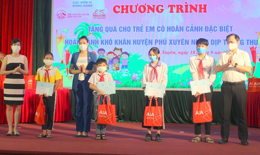 Sở Lao động - Thương binh và Xã hội Hà Nội Bạch Liên Hương tặng quà Trung thu cho trẻ em có hoàn cảnh khó khăn tại huyện Phú Xuyên.