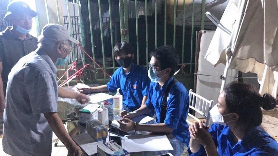 Đoàn viên, thanh niên huyện Phú Xuyên hướng dẫn người dân khai báo y tế