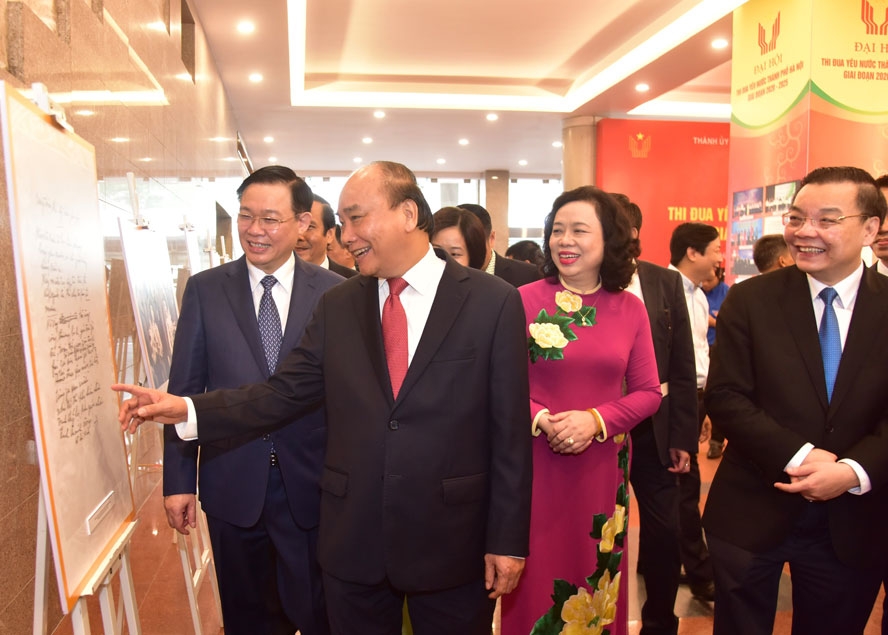Thủ tướng Nguyễn Xuân Phúc và các đồng chí lãnh đạo Trung ương và thành phố Hà Nội tham quan triển lãm về các phong trào thi đua yêu nước thành phố Hà Nội giai đoạn 2015-2020.