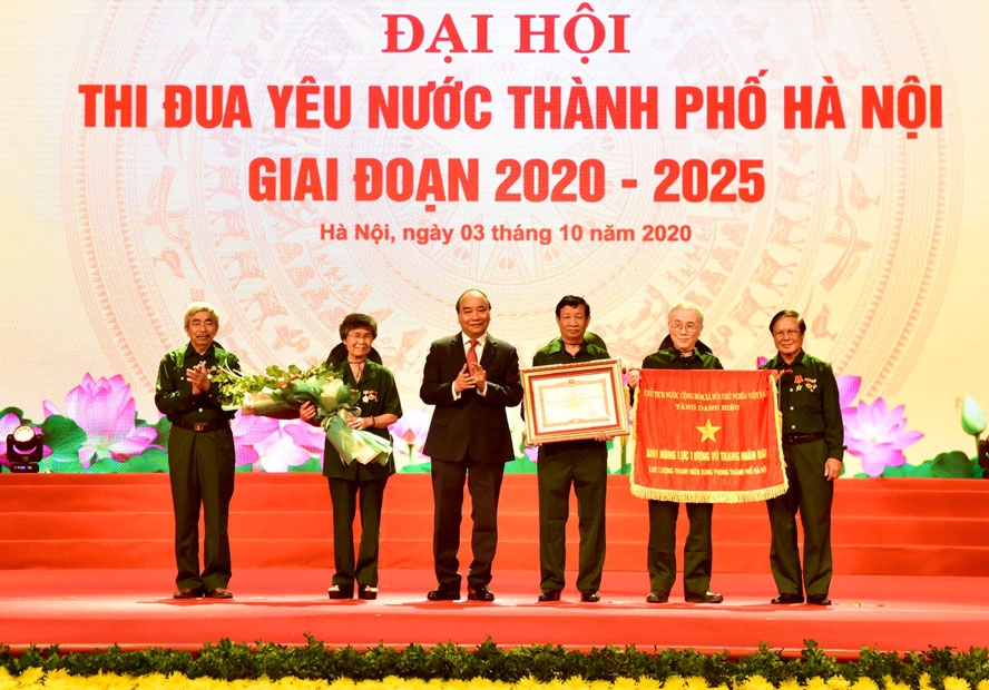 Thủ tướng Nguyễn Xuân Phúc trao danh hiệu “Anh hùng Lực lượng vũ trang nhân dân” cho Hội Cựu thanh niên xung phong thành phố Hà Nội.