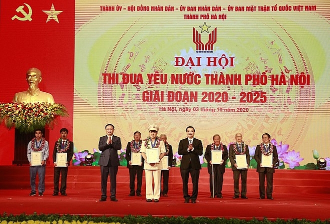 Bí thư Thành ủy Vương Đình Huệ, Chủ tịch UBND TP Chu Ngọc Anh vinh danh 10 Công dân Thủ đô ưu tú 2020
