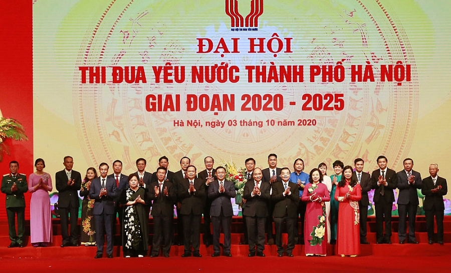 Thủ tướng Nguyễn Xuân Phúc cùng các đồng chí lãnh đạo Trung ương và thành phố Hà Nội chúc mừng các đồng chí được bầu đi dự Đại hội thi đua yêu nước toàn quốc