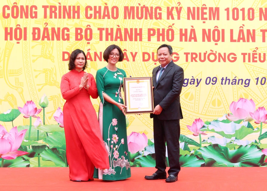 Trưởng ban Tuyên giáo Thành ủy Nguyễn Văn Phong trao Bằng công nhận công trình chào mừng kỷ niệm 1010 năm Thăng Long - Hà Nội và Đại hội đại biểu lần thứ XVII Đảng bộ thành phố Hà Nội cho Ban Giám hiệu nhà trường.