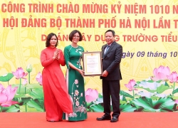 Gắn biển công trình chào mừng Đại hội đại biểu lần thứ XVII Đảng bộ TP Hà Nội cho trường Tiểu học Thanh Trì