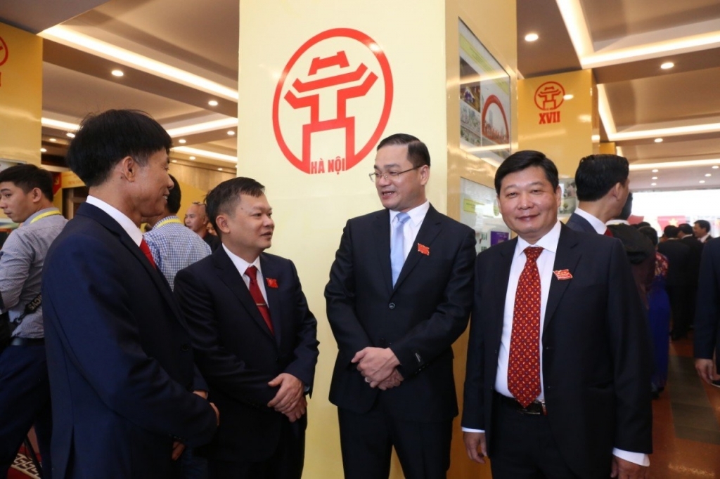 Các đại biểu trao đổi bên lề Đại hội