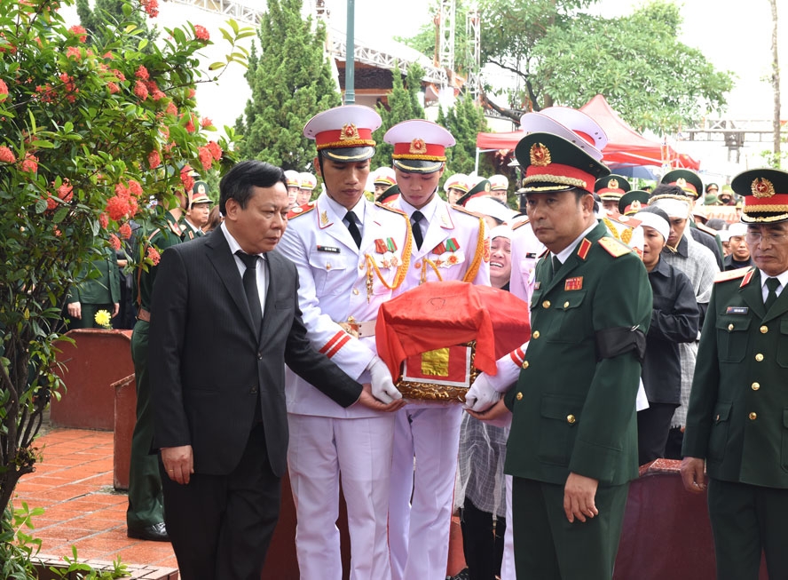 Đón liệt sĩ, Thiếu tướng Nguyễn Hữu Hùng về đất Mẹ