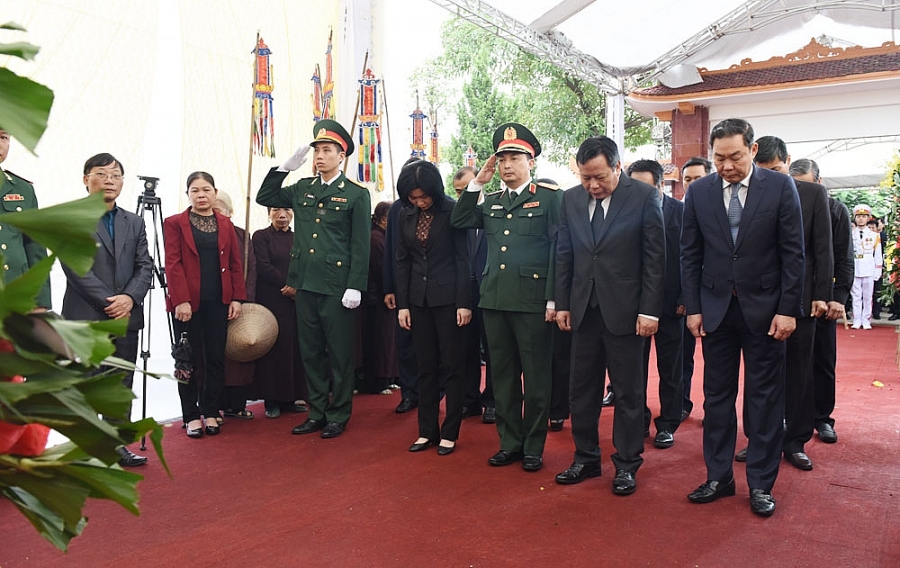 Đoàn đại biểu thành phố Hà Nội viếng liệt sĩ, Thiếu tướng Nguyễn Hữu Hùng