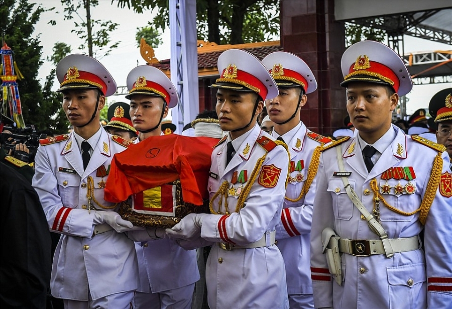 Lễ tang và truy điệu Thiếu tướng Nguyễn Hữu Hùng được tổ chức theo nghi thức cấp cao của quân đội.