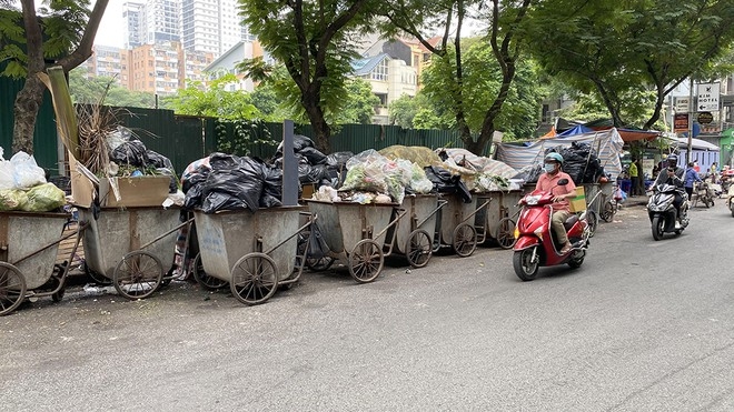 Rác thải sinh hoạt vẫn ùn ứ tại một số điểm nội thành Hà Nội