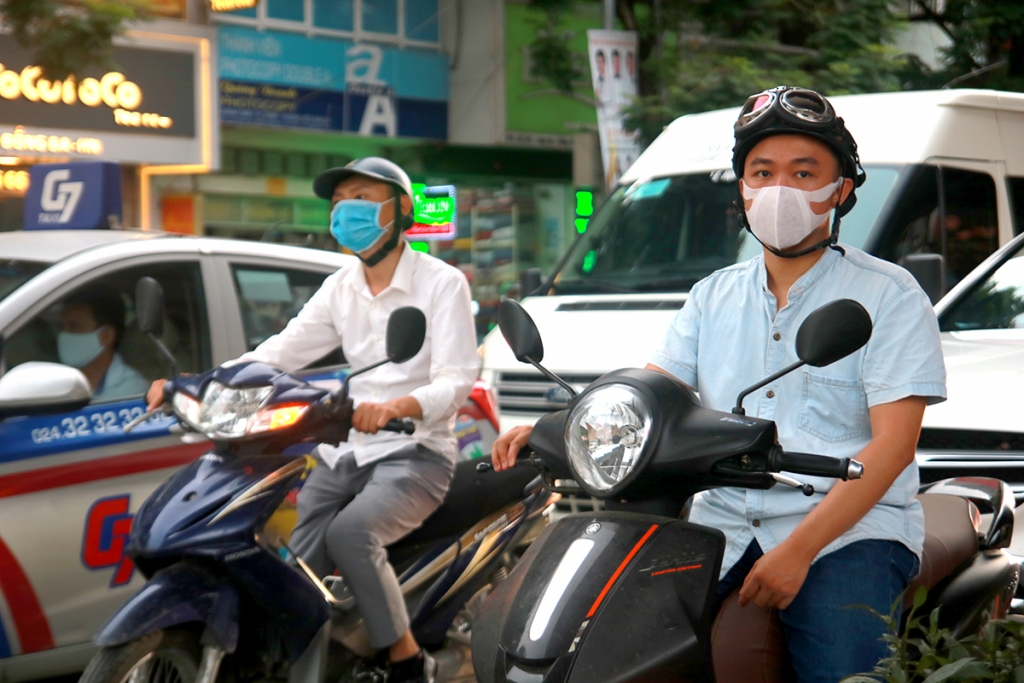 Hà Nội: Người dân đeo khẩu trang nơi công cộng 