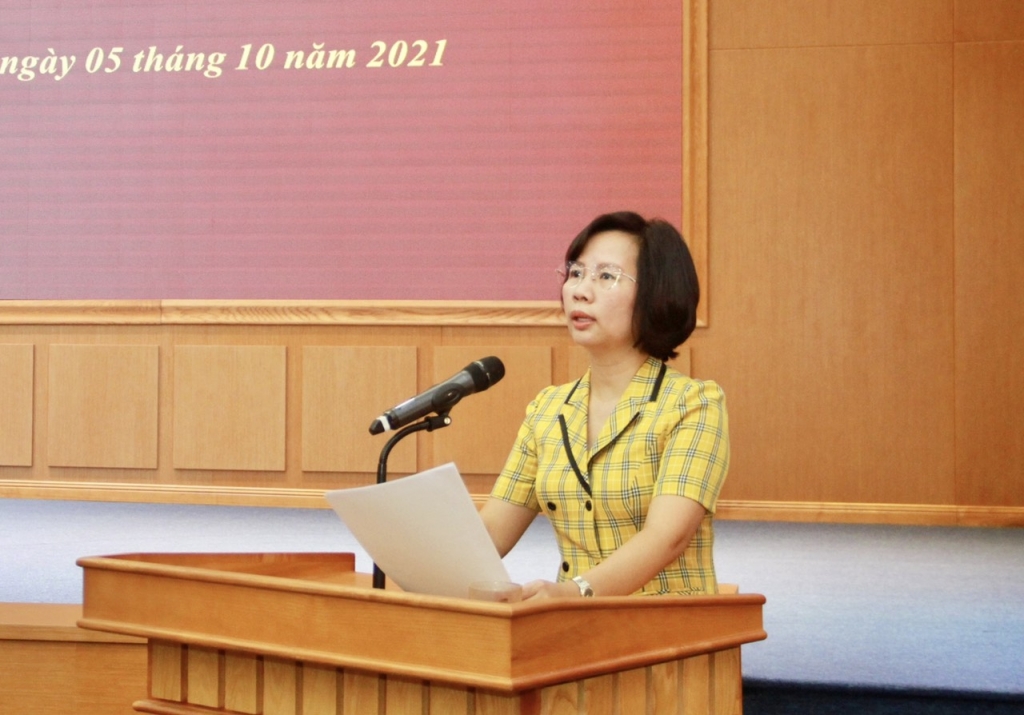 Trưởng Ban Tuyên giáo Thành ủy Bùi Huyền Mai phát biểu tại buổi tiếp xúc cử tri 