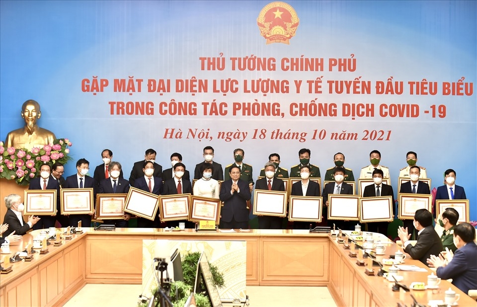 Thủ tướng tặng bằng khen cho lực lượng y tế tiêu biểu trong phòng, chống dịch