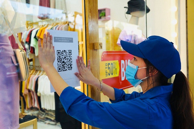 Đoàn thanh niên quận Hà Đông giúp người dân tạo điểm QR code phục vụ quét mã QR để phòng, chống dịch.