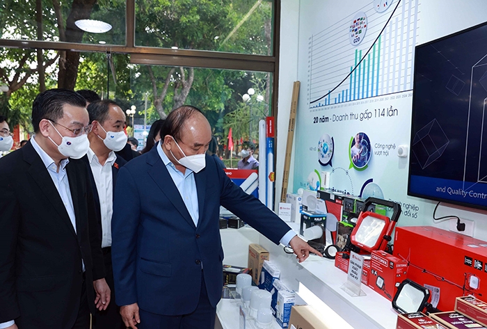 Chủ tịch nước Nguyễn Xuân Phúc thăm Công ty Cổ phần Bóng đèn Phích nước Rạng Đông