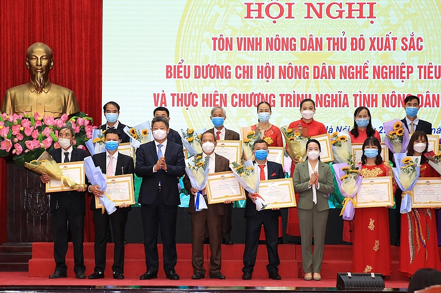 Phó Chủ tịch UBND thành phố Hà Nội Nguyễn Mạnh Quyền, Chủ tịch Hội Nông dân thành phố Phạm Hải Hoa trao Bằng khen cho các chi hội nông dân tiêu biểu.