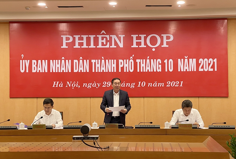 Phó Chủ tịch Thường trực UBND TP Lê Hồng Sơn phát biểu tại phiên họp. 