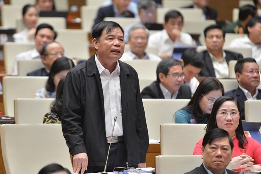 Bộ trưởng Bộ Nông nghiệp và Phát triển nông thôn Nguyễn Xuân Cường giải trình, làm rõ một số vấn đề các đại biểu Quốc hội quan tâm. Ảnh: Quốc hội