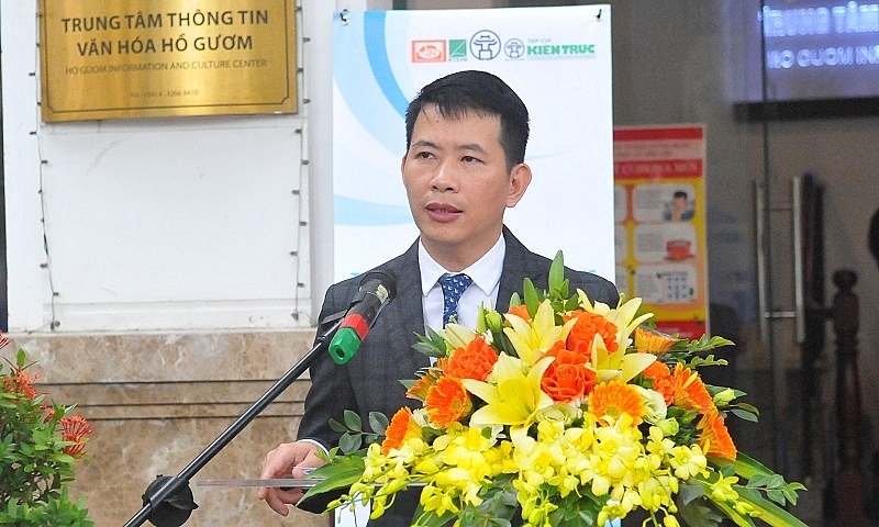 Ông Phạm Tuấn Long - Chủ tịch UBND quận Hoàn Kiếm phát biểu tại triển lãm.