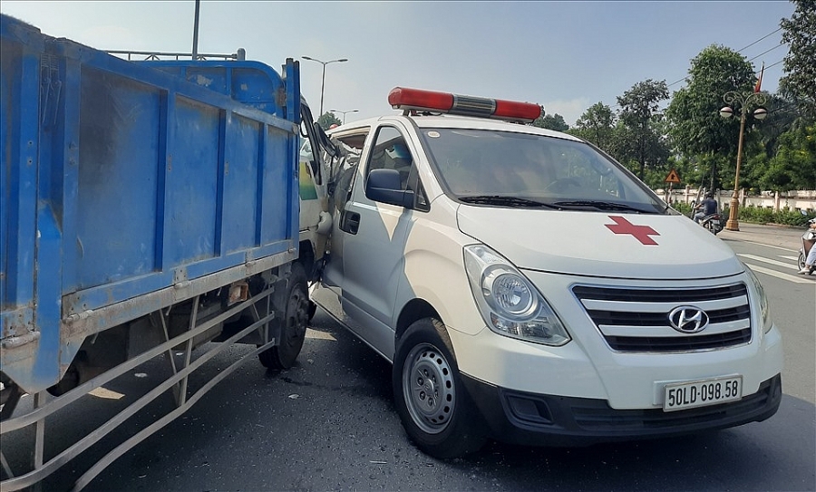 xe cấp cứu chở bệnh nhân cùng 2 điều dưỡng khi đến trước cổng bệnh thì bị xe tải tông trúng