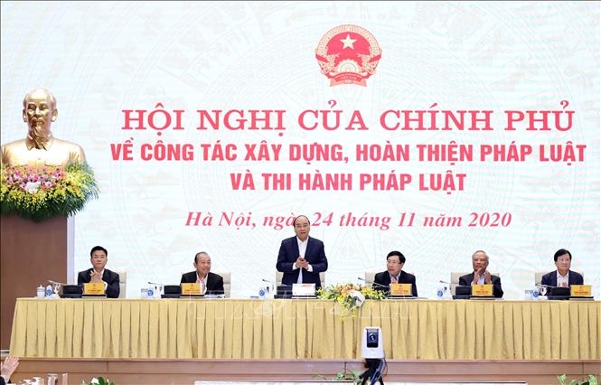 Thủ tướng Nguyễn Xuân Phúc chủ trì hội nghị trực tuyến toàn quốc chuyên đề của Chính phủ về công tác xây dựng, hoàn thiện pháp luật và thi hành pháp luật. Ảnh: Thống Nhất – TTXVN
