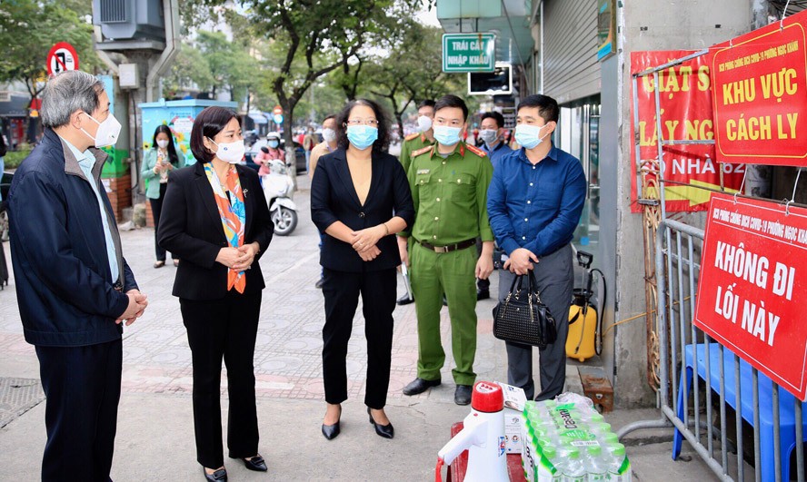 Phó Bí thư Thường trực Thành ủy Hà Nội Nguyễn Thị Tuyến kiểm tra khu vực cách ly trên phố Đào Tấn (quận Ba Đình).