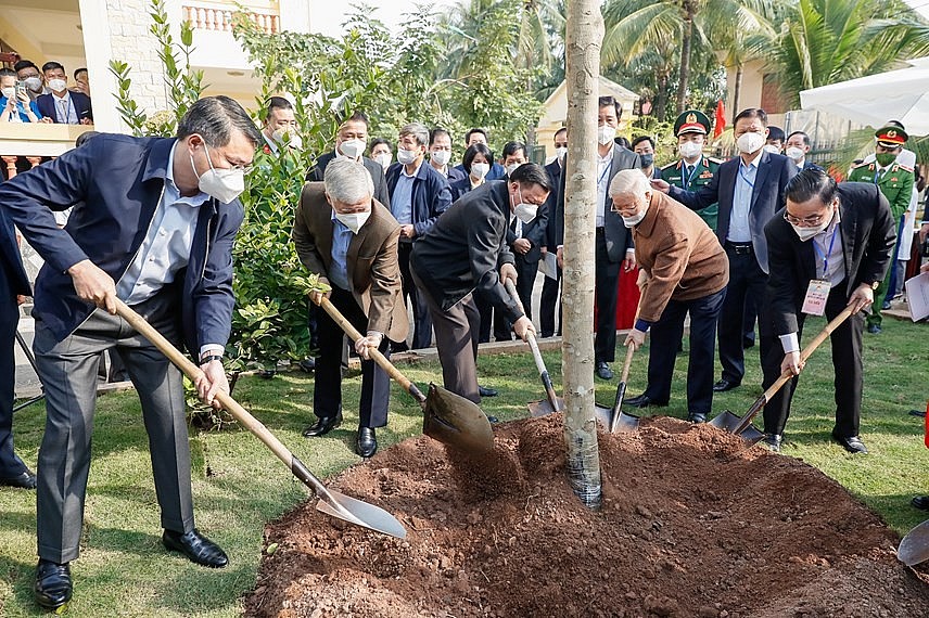 Tổng Bí thư Nguyễn Phú Trọng và các đại biểu đã vào dâng hương tại chùa Pháp Vũ và trồng cây lưu niệm trong khuôn viên Nhà văn hóa xã Yên Sở.