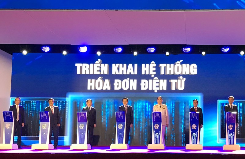 Phó Thủ tướng Chính phủ Lê Minh Khái cùng đại biểu và lãnh đạo Bộ Tài chính, Tổng cục Thuế bấm nút kích hoạt hệ thống hóa đơn điện tử