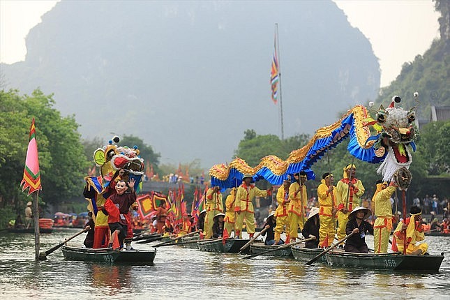 Phát huy bản sắc văn hóa dân tộc trong xây dựng văn hóa, con người Việt Nam hiện đại.