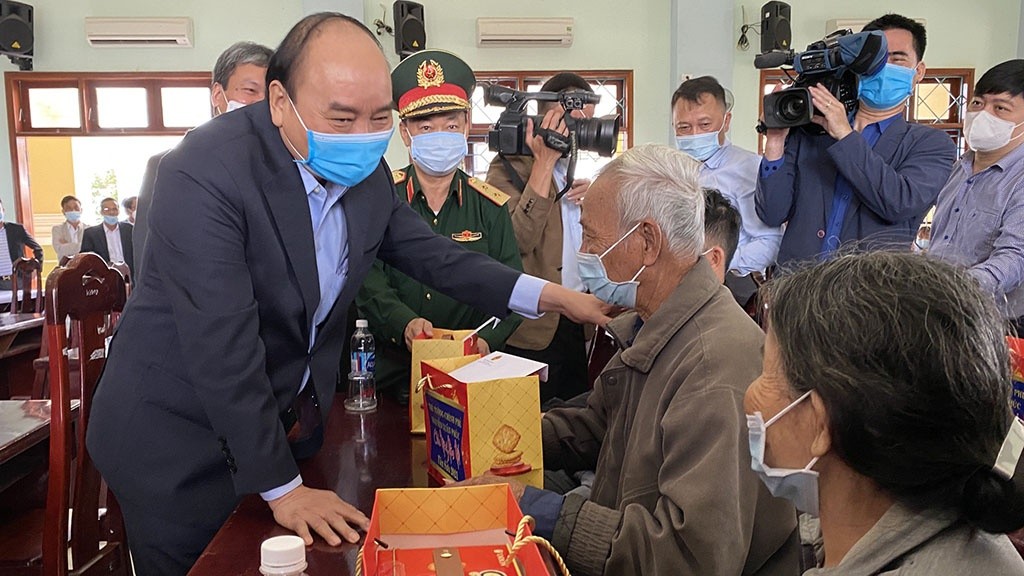 Chủ tịch nước Nguyễn Xuân Phúc tặng quà cho người có công